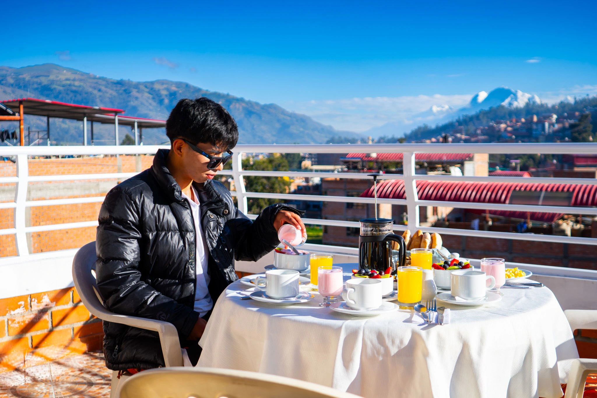 Desayuno en la terraza con vista a la Cordillera Blanca — Hotel Morales