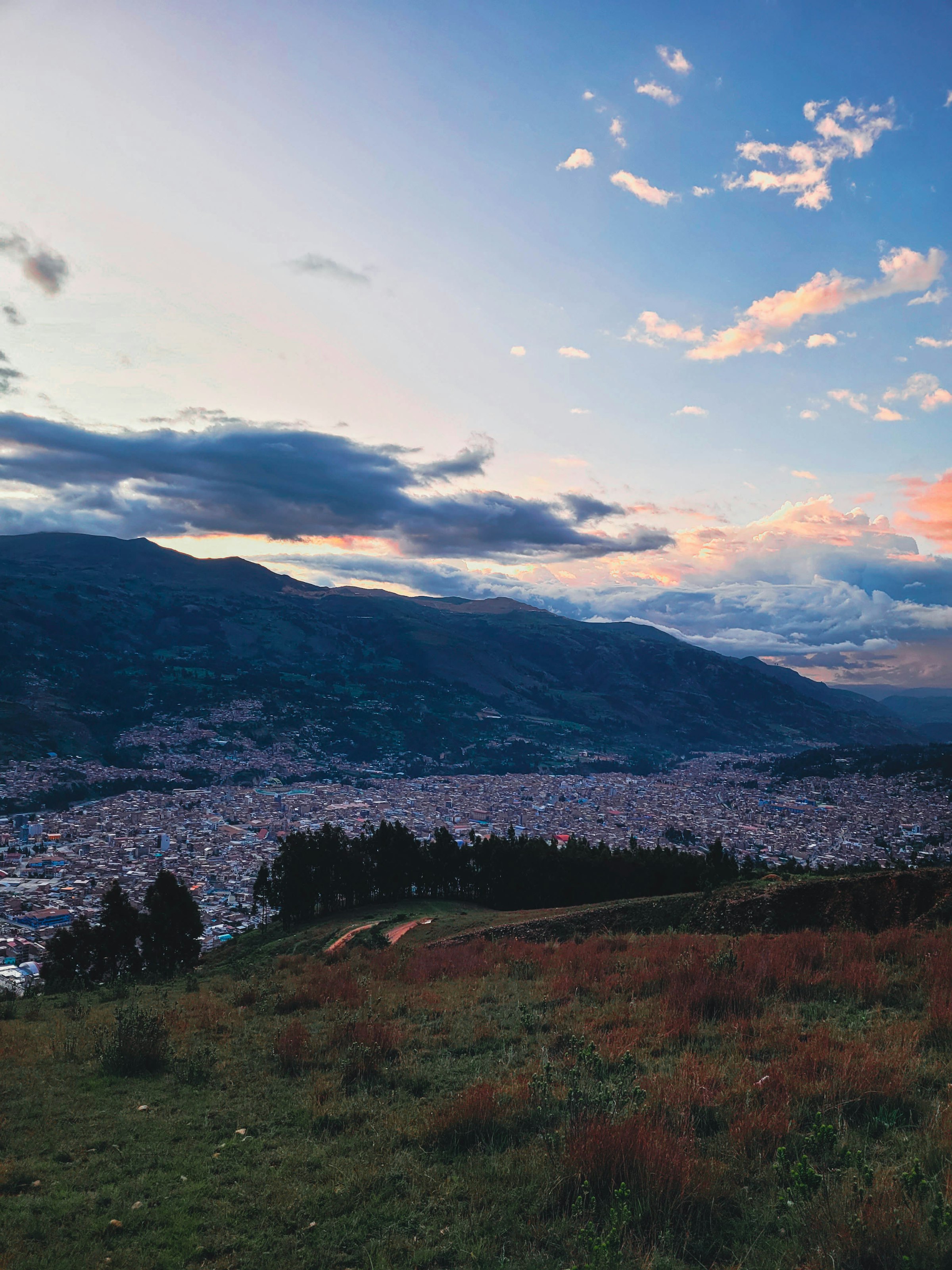 Vista de la ciudad de Huaraz al atardecer, rodeada por los Andes